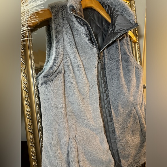 Reversible Faux Fur & Quilted Vest – Women’s Medium, Gray - Picture 4 of 5